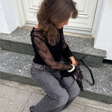 Modelfoto af pige i sort Zoya blondebluse og grå Nanna jeans. Alt er fra BySofieSønderby