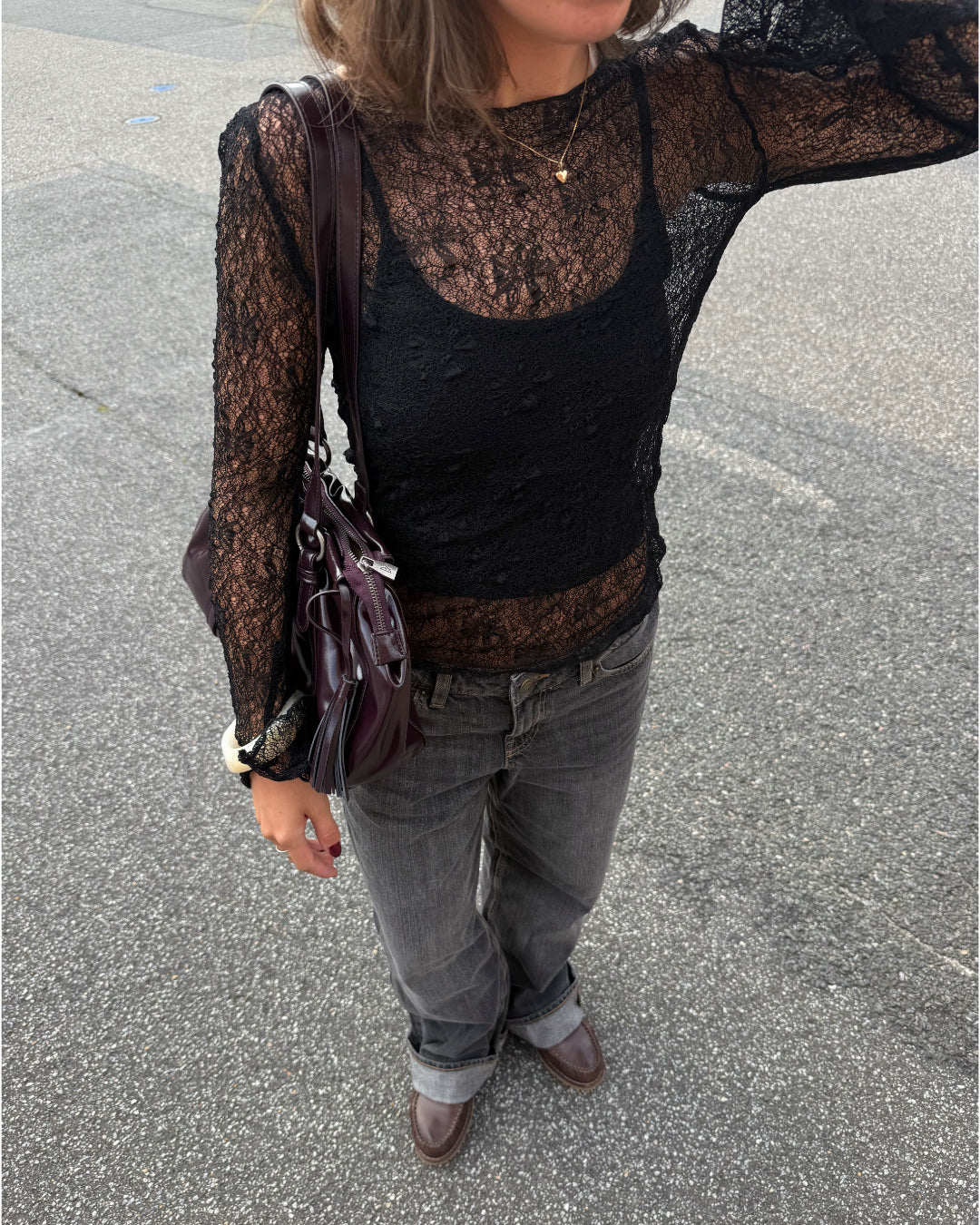 Modelfoto af pige i sort Zoya blondebluse og grå Nanna jeans. Alt er fra BySofieSønderby