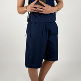 Modelbillede af pige der bærer blå DEBBY top og shorts. Set forfra. Fra BySofieSønderby