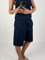 Modelbillede af pige der bærer blå DEBBY top og shorts. Set forfra. Fra BySofieSønderby