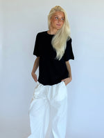 Modelbillede af navy SNDRB t-shirt med grå camouflage tryk. Set forfra. Fra BySofieSønderby