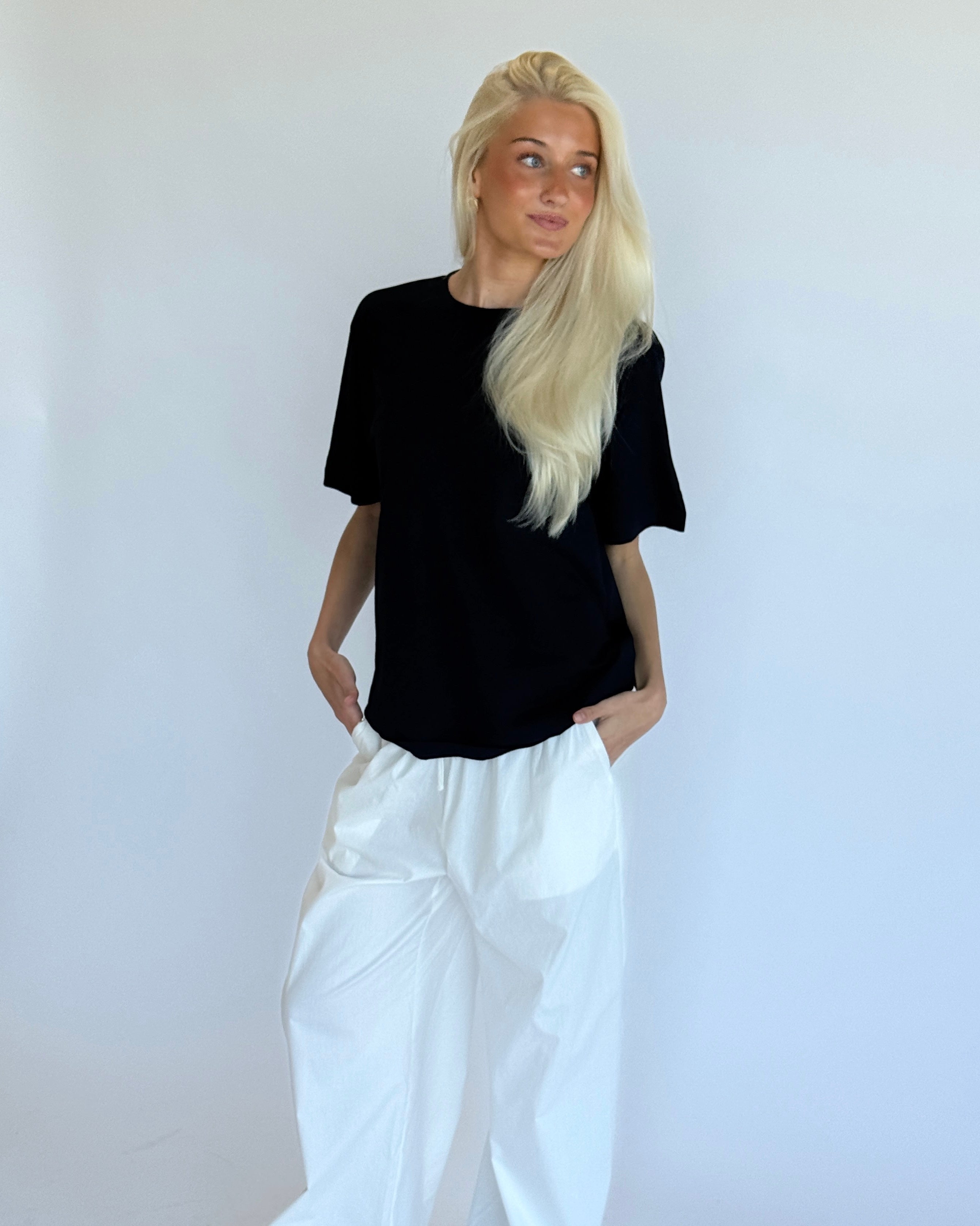 Modelbillede af navy SNDRB t-shirt med grå camouflage tryk. Set forfra. Fra BySofieSønderby