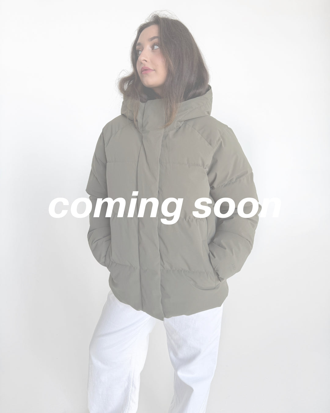 Modelfoto af pige i kaki Global jakke. Teksten "coming soon" står henover billedet. Fra BySofieSønderby