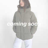 Modelfoto af pige i kaki Global jakke. Teksten "coming soon" står henover billedet. Fra BySofieSønderby