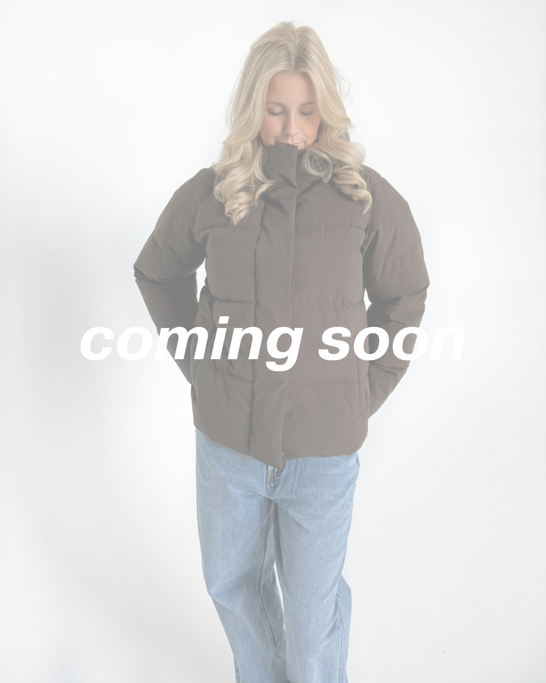 Modelfoto af pige i brun Global jakke. Teksten "coming soon" står henover billedet. Fra BySofieSønderby
