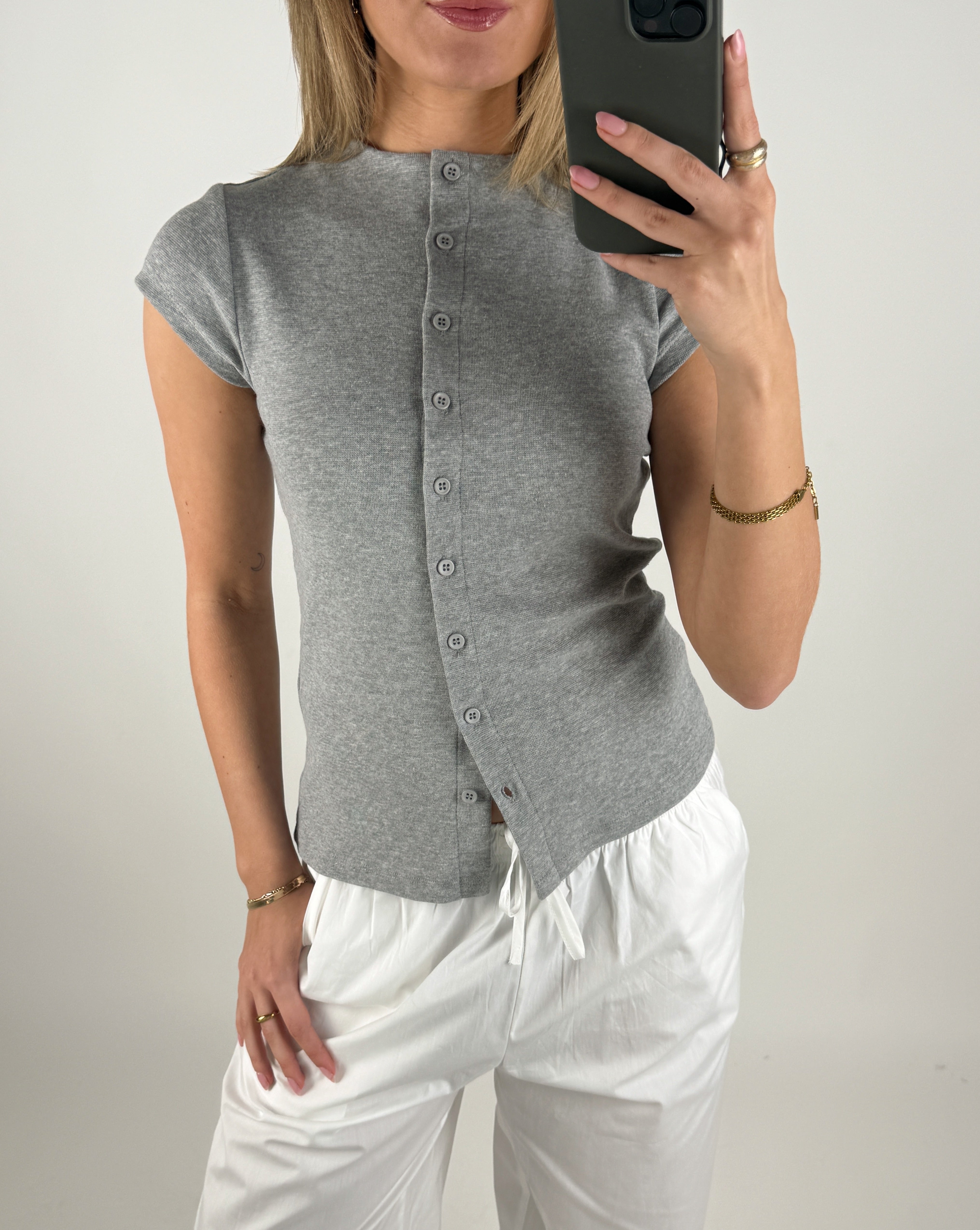 Modelbillede af grå MYA top. Set forfra. Fra BySofieSønderby