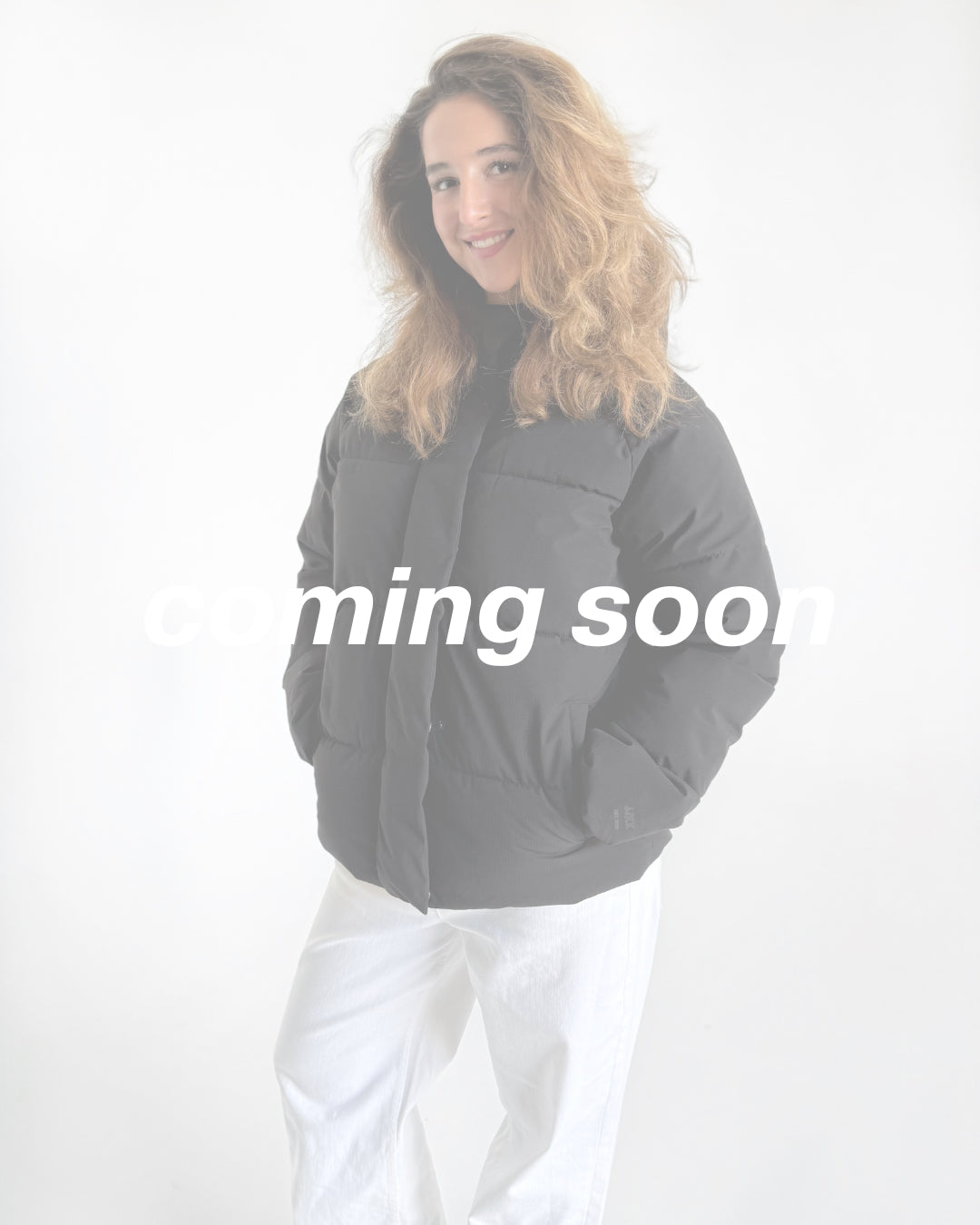Modelfoto af pige i sort Global jakke. Teksten "coming soon" står henover billedet. Fra BySofieSønderby