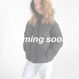 Modelfoto af pige i sort Global jakke. Teksten "coming soon" står henover billedet. Fra BySofieSønderby