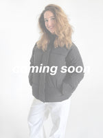 Modelfoto af pige i sort Global jakke. Teksten "coming soon" står henover billedet. Fra BySofieSønderby