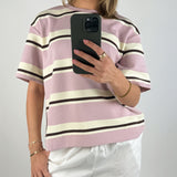 Modelbillede af pige der bærer en lyserød HAZEL t-shirt. Set forfra. Fra BySofieSønderby