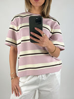 Modelbillede af pige der bærer en lyserød HAZEL t-shirt. Set forfra. Fra BySofieSønderby