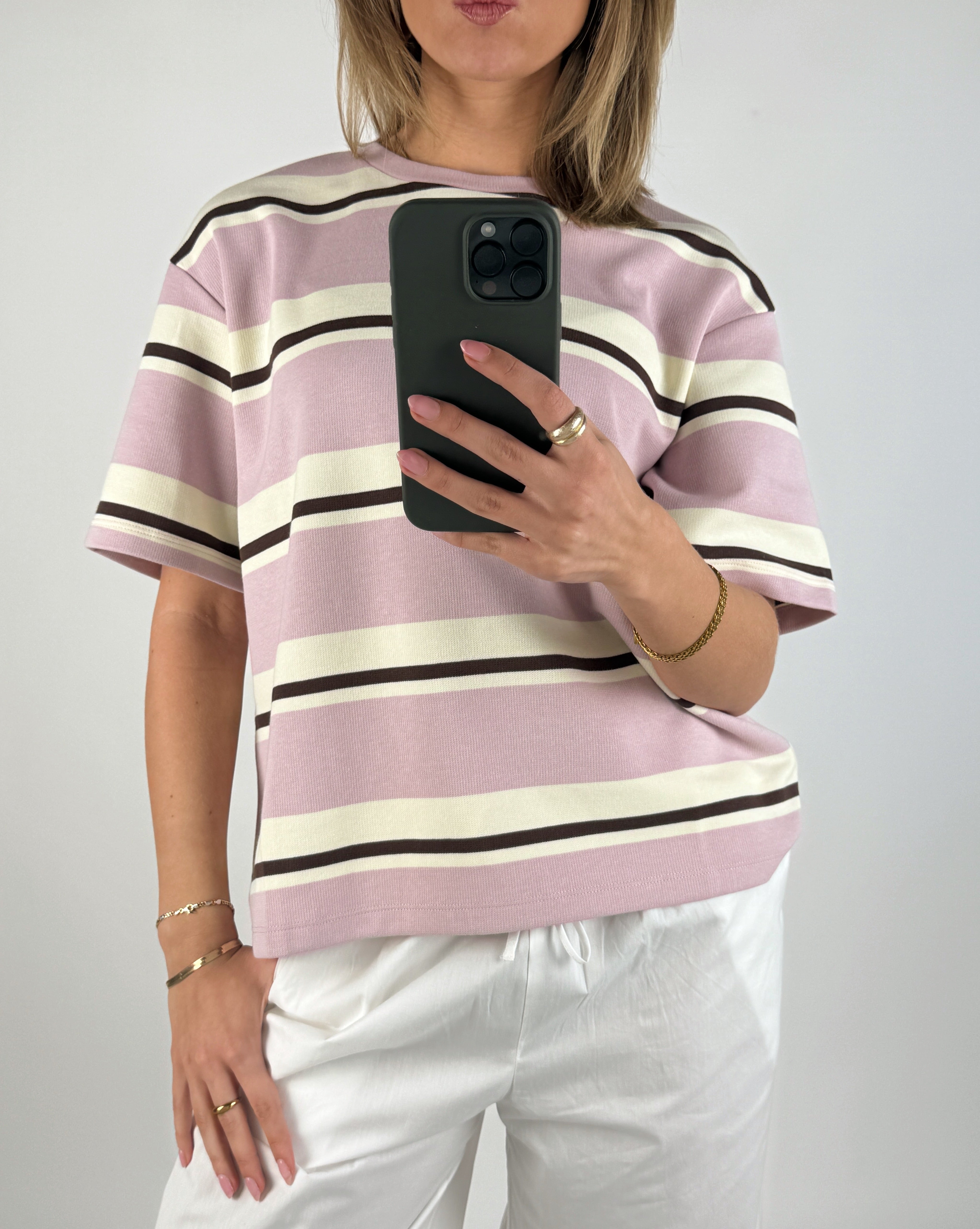 Modelbillede af pige der bærer en lyserød HAZEL t-shirt. Set forfra. Fra BySofieSønderby