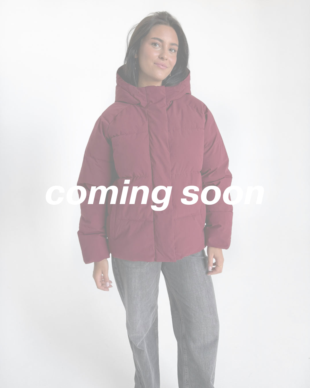 Modelfoto af pige i bordeaux Global jakke. Teksten "coming soon" står henover billedet. Fra BySofieSønderby