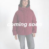 Modelfoto af pige i bordeaux Global jakke. Teksten "coming soon" står henover billedet. Fra BySofieSønderby