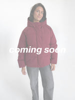 Modelfoto af pige i bordeaux Global jakke. Teksten "coming soon" står henover billedet. Fra BySofieSønderby