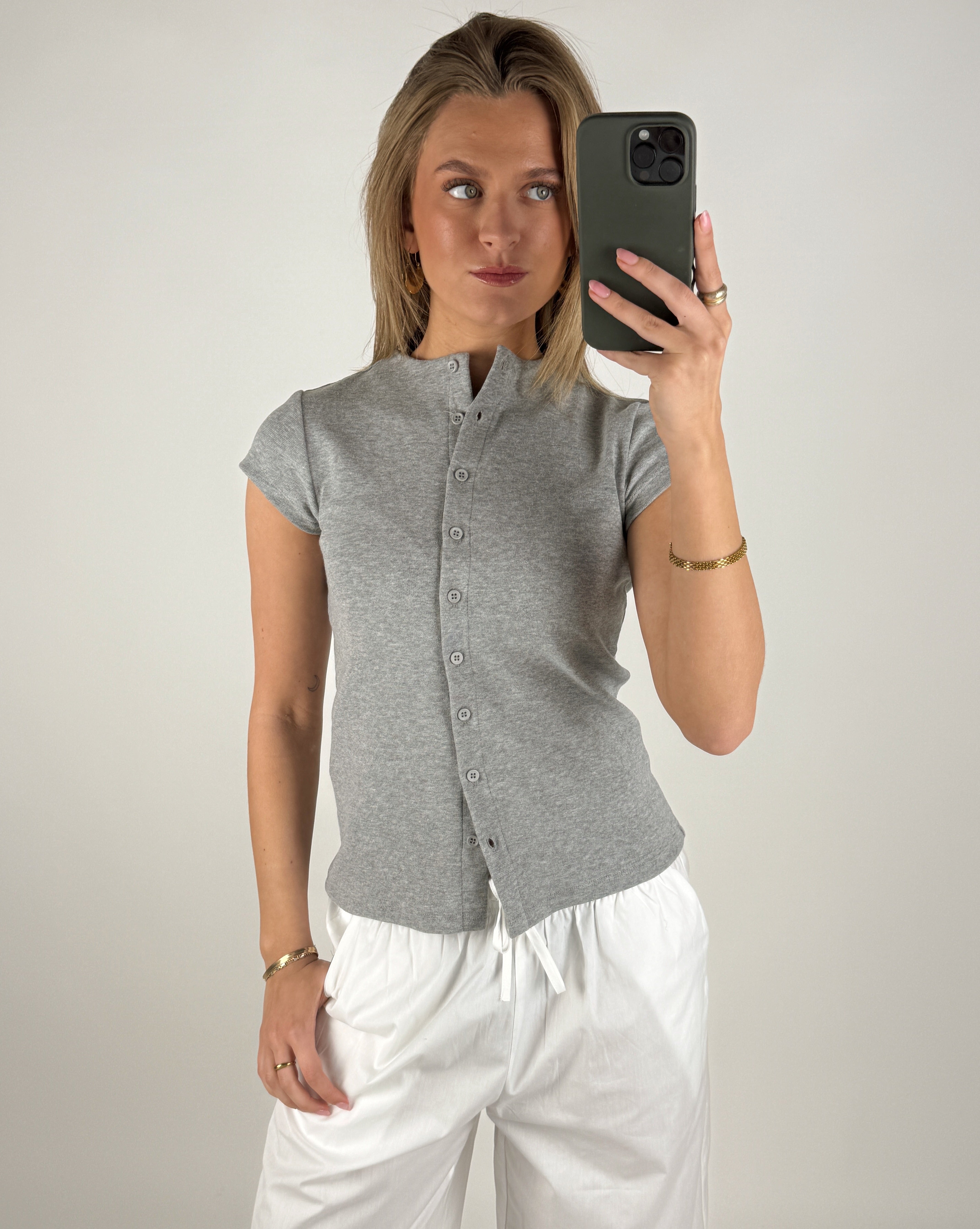 Modelbillede af grå MYA top. Set forfra. Fra BySofieSønderby