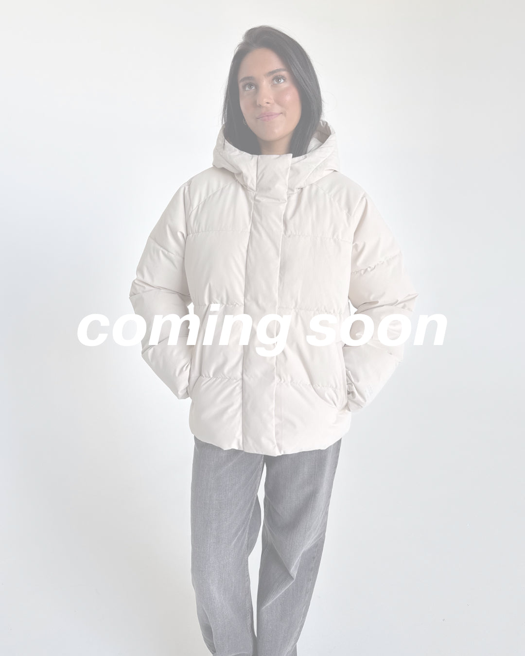 Modelfoto af pige i cremefarvet Global jakke. Teksten "coming soon" står henover billedet. Fra BySofieSønderby