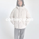 Modelfoto af pige i cremefarvet Global jakke. Teksten "coming soon" står henover billedet. Fra BySofieSønderby