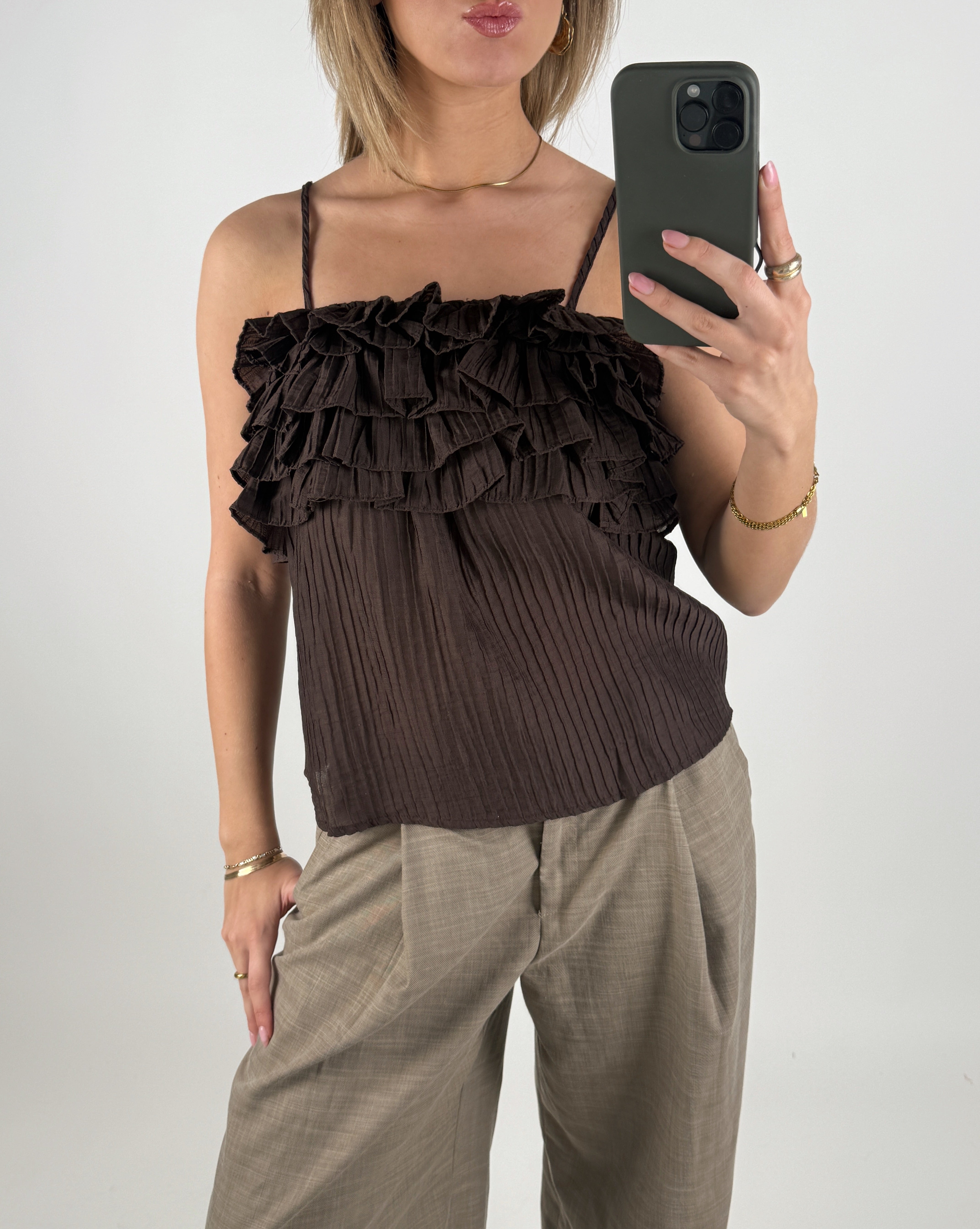 Modelbillede af brun LYNE top. Set forfra. Fra BySofieSønderby