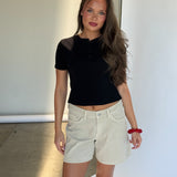Stemningsbillede af pige der bærer en sort WILLOW t-shirt.  Fra BySofieSønderby