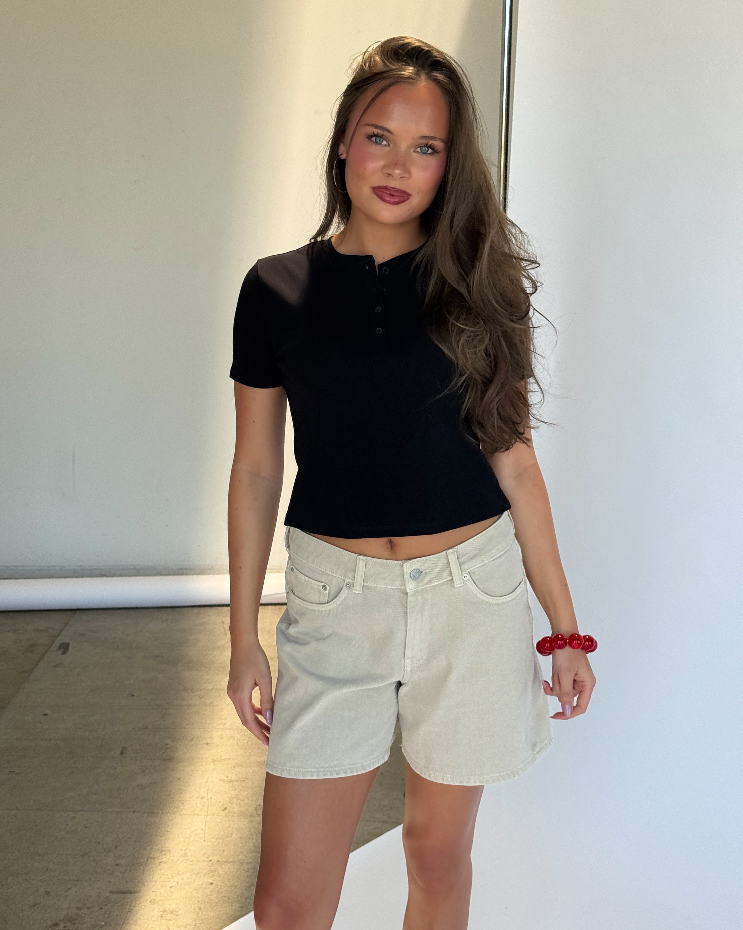 Stemningsbillede af pige der bærer en sort WILLOW t-shirt.  Fra BySofieSønderby