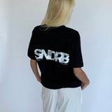 Modelbillede af navy SNDRB t-shirt med grå camouflage tryk. Set bagfra. Fra BySofieSønderby
