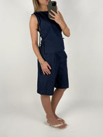 Modelbillede af pige der bærer blå DEBBY top og shorts. Set forfra. Fra BySofieSønderby