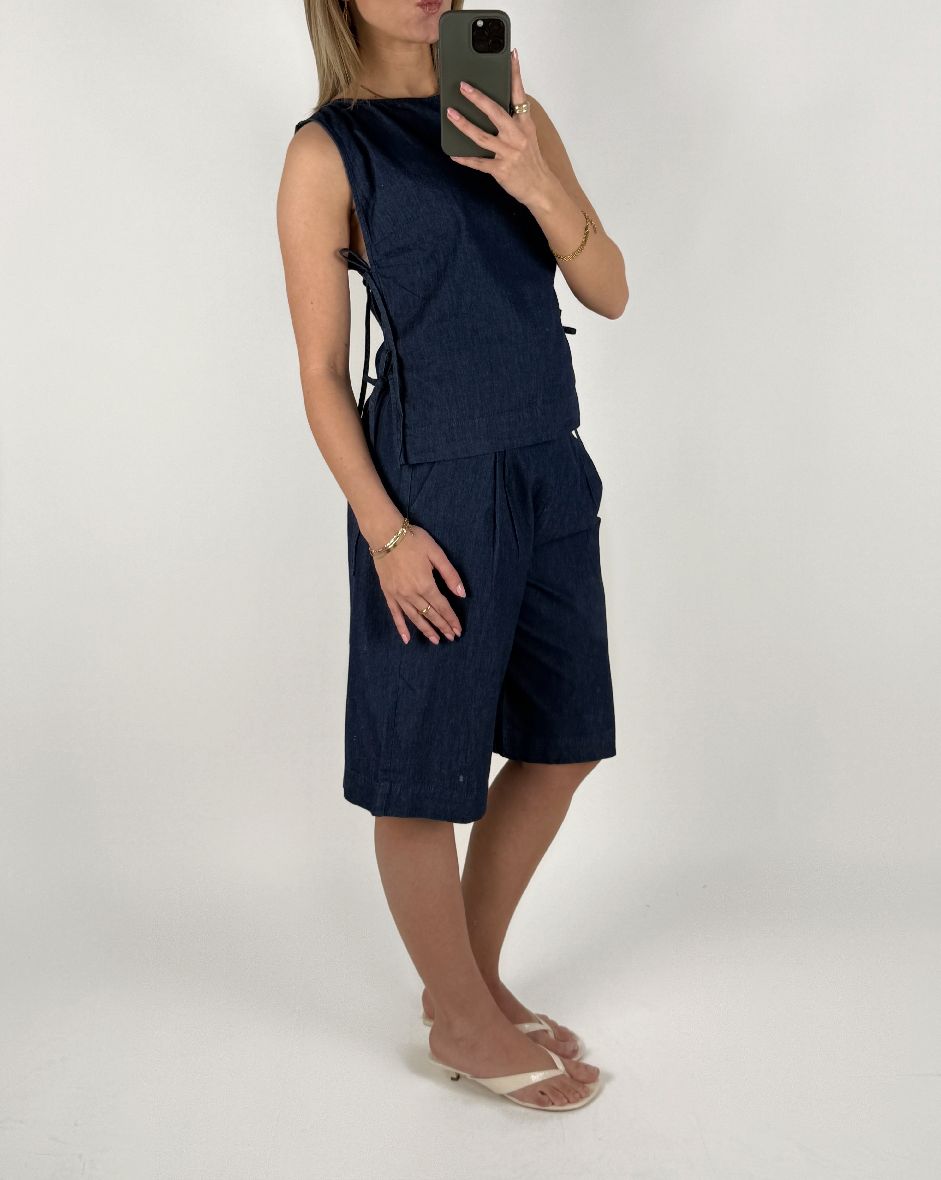 Modelbillede af pige der bærer blå DEBBY top og shorts. Set forfra. Fra BySofieSønderby