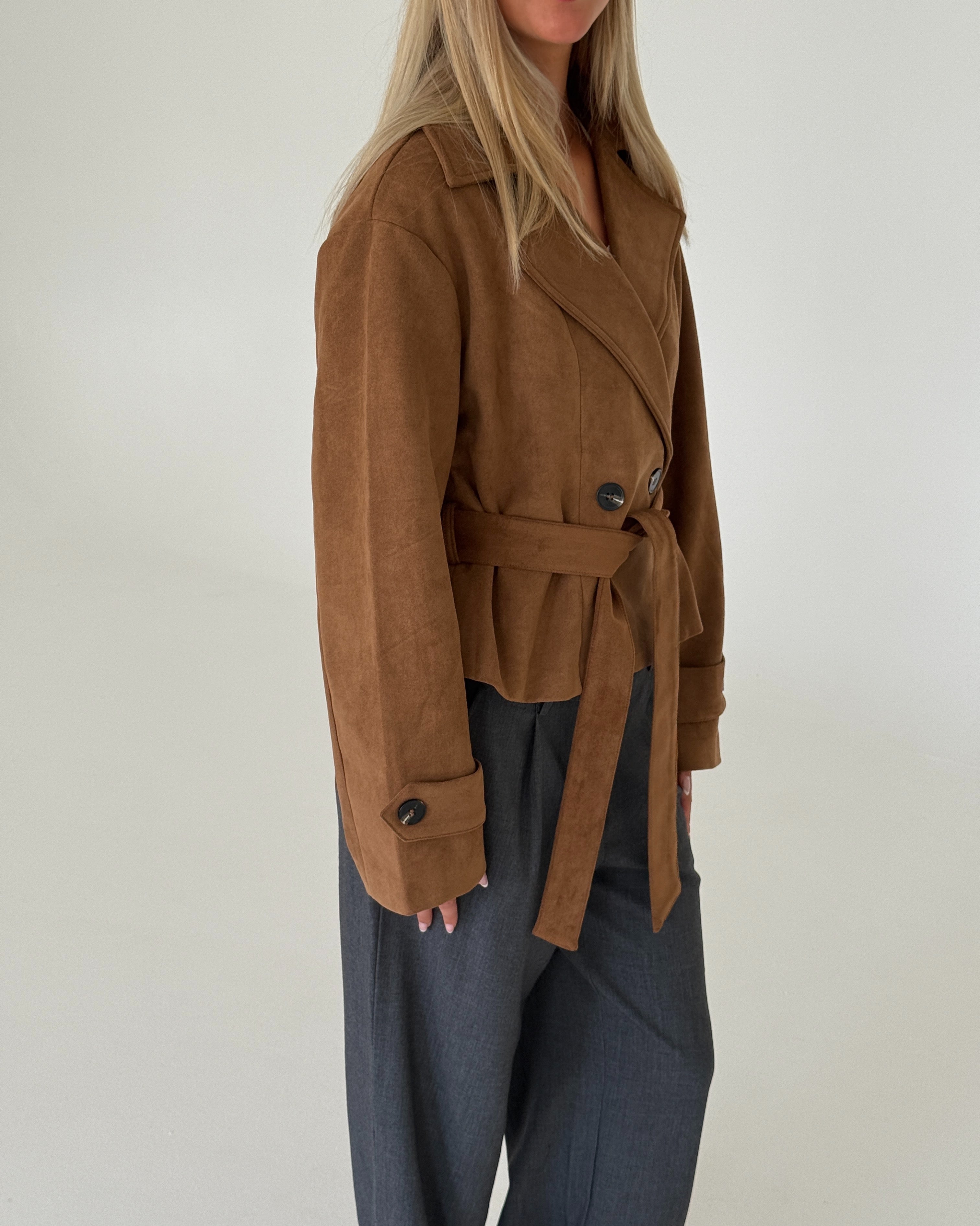 Modelbillede af ADELINA kort jakke, camel. Fra BySofieSønderby