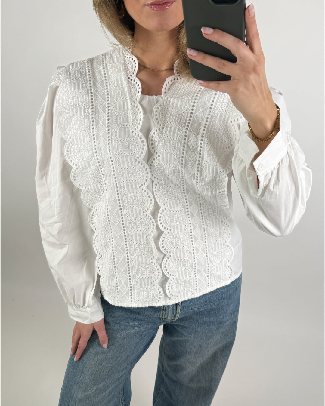 Modelbillede af hvid AINA bluse. Set forfra. Fra BySofieSønderby