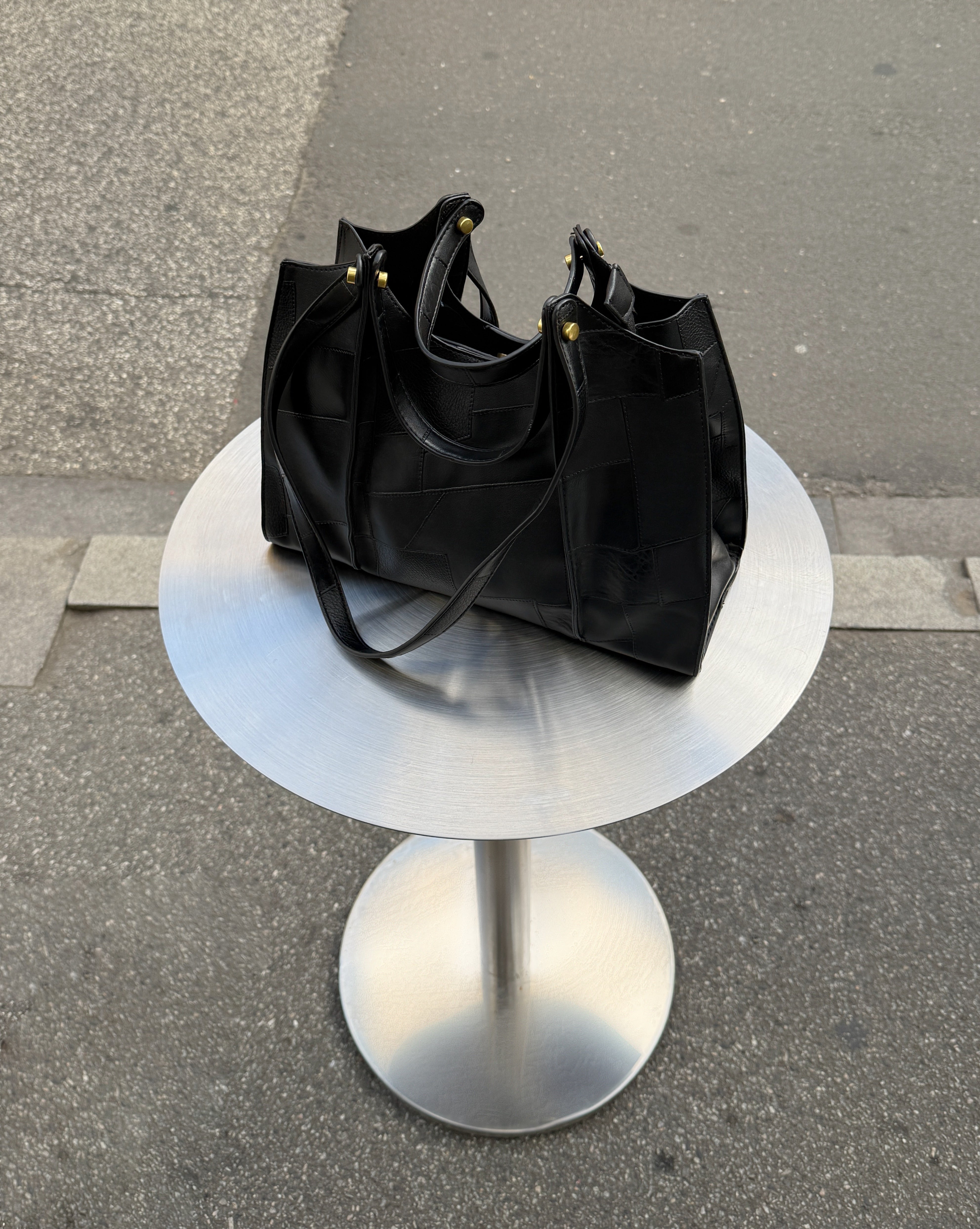 Produktbillede af sort ALANI taske på bord. Fra BySofieSønderby.