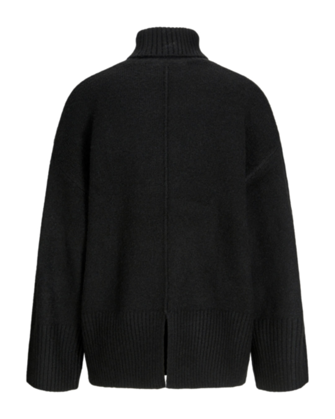 En sort sweater med høj hals præsenteres; den har et løst fit og en slids midt bagpå, fremhævet mod en hvid baggrund.