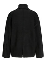 En sort sweater med høj hals præsenteres; den har et løst fit og en slids midt bagpå, fremhævet mod en hvid baggrund.