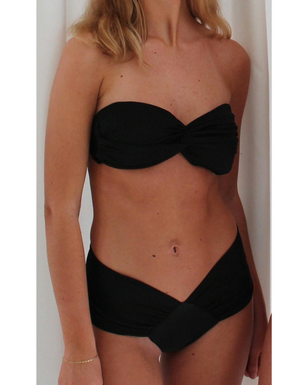 Modelbillede af sort ALICE bikini. Set forfra. Fra BySofieSønderby