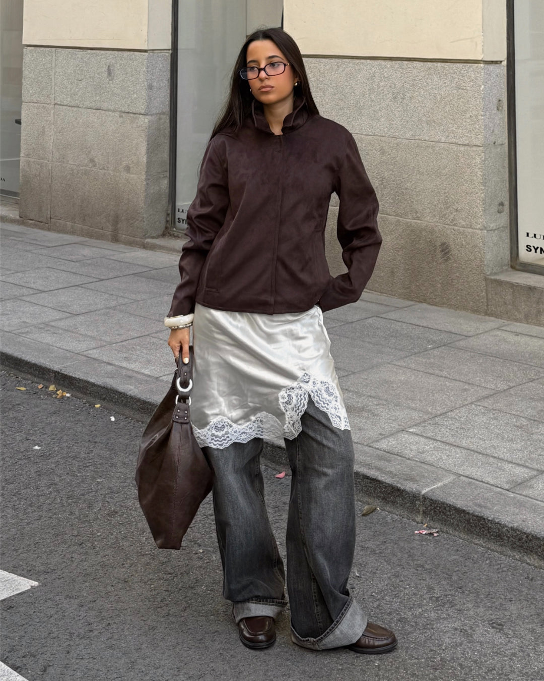 Modelfoto af pige med brun ALLIE jakke. Fra BySofieSønderby