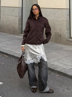 Modelfoto af pige med brun ALLIE jakke. Fra BySofieSønderby