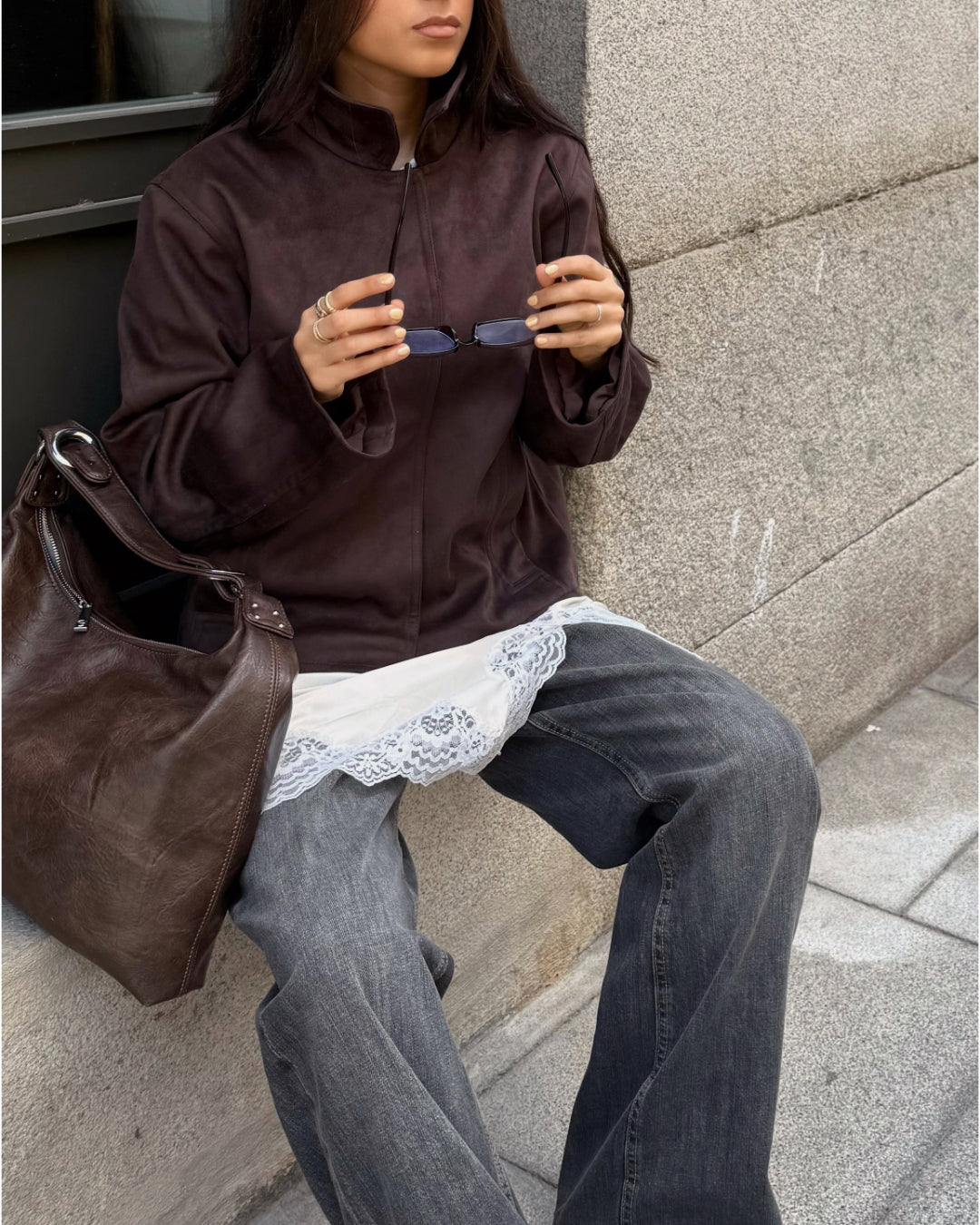 Modelfoto af pige med brun ALLIE jakke. Fra BySofieSønderby