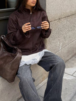 Modelfoto af pige med brun ALLIE jakke. Fra BySofieSønderby