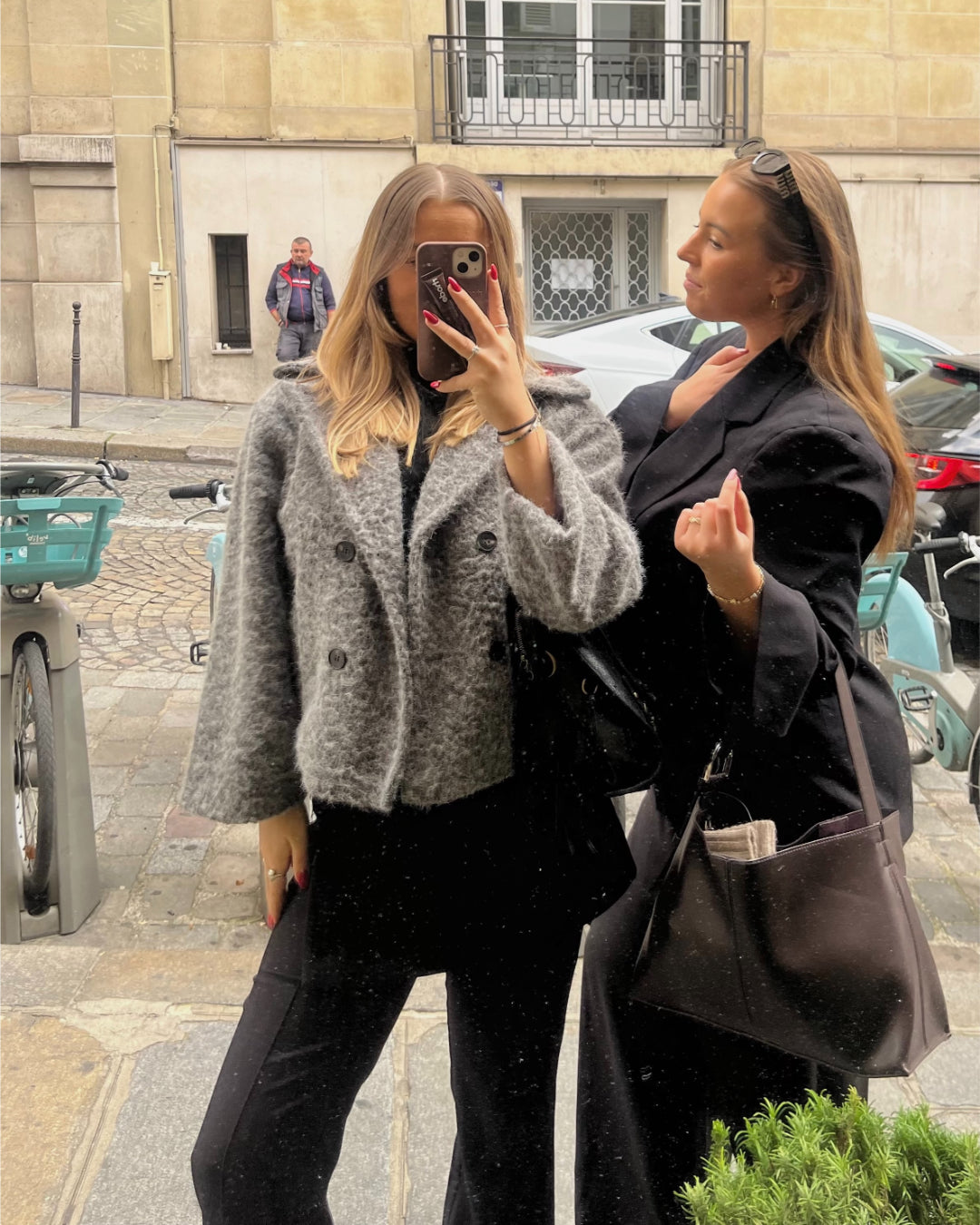 Modelfoto af pige med grå ALYSSA jakke. Fra BySofieSønderby