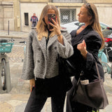 Modelfoto af pige med grå ALYSSA jakke. Fra BySofieSønderby