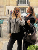 Modelfoto af pige med grå ALYSSA jakke. Fra BySofieSønderby