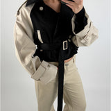 Modelbillede af beige ANNABELLE trenchcoat. Set forfra. Fra BySofieSønderby
