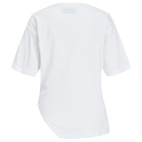 Hvid T-shirt vises fra bagsiden; neutral position uden tekst eller grafik; placeret mod en enkel, hvid baggrund.