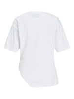 Hvid T-shirt vises fra bagsiden; neutral position uden tekst eller grafik; placeret mod en enkel, hvid baggrund.