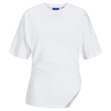 Hvid T-shirt hænger stille i neutral, lys baggrund. T-shirten har korte ærmer og en rund halsudskæring.