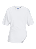 Hvid T-shirt hænger stille i neutral, lys baggrund. T-shirten har korte ærmer og en rund halsudskæring.