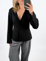 Modelfoto af pige med sort ARIA blazer, samt grå MILAN bukser. Set forfra. Alt er fra BySofieSønderby