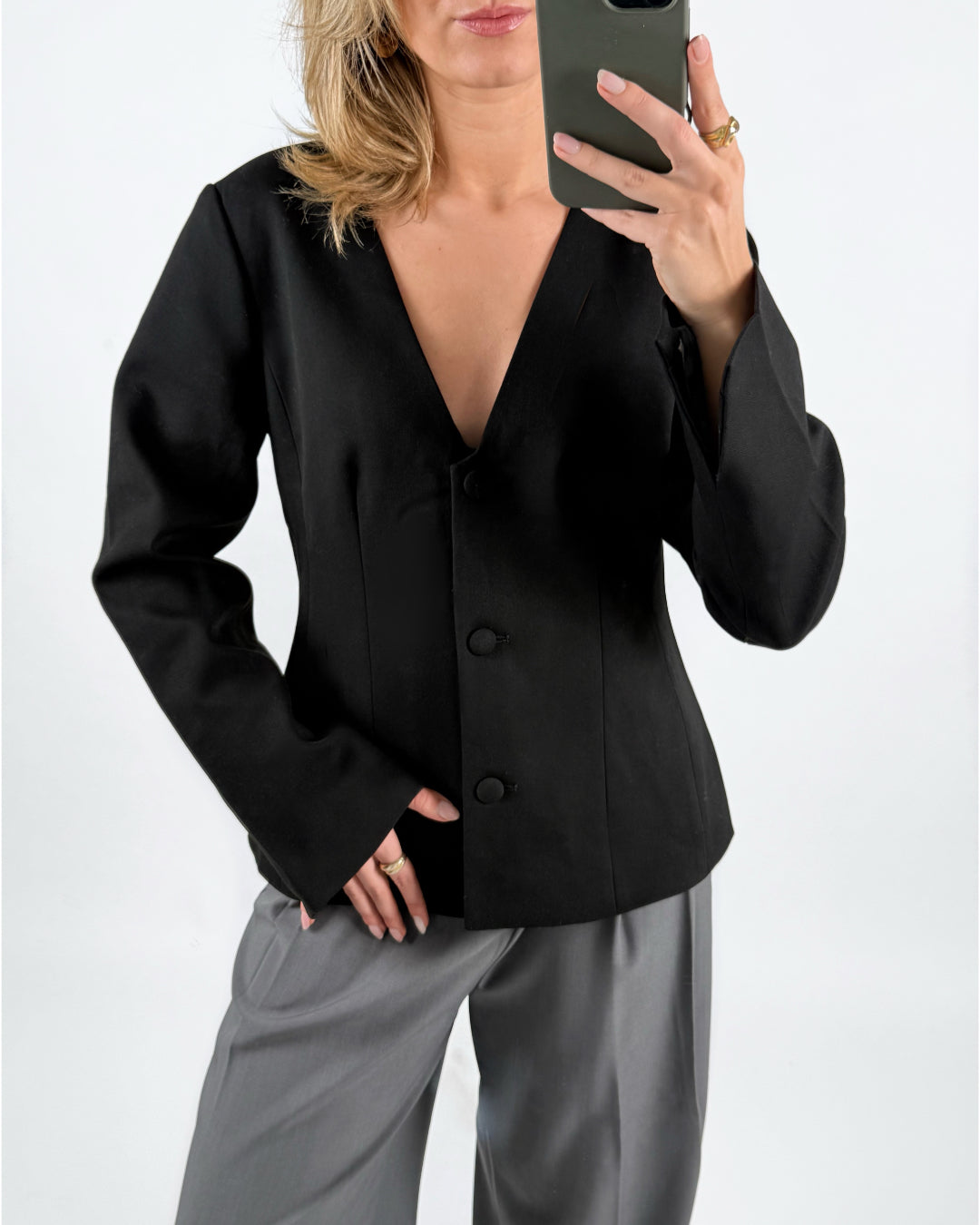 Modelfoto af pige med sort ARIA blazer, samt grå MILAN bukser. Set forfra. Alt er fra BySofieSønderby