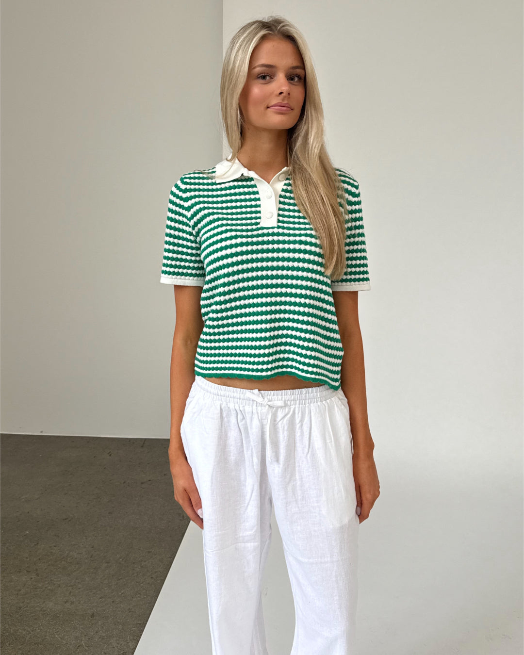 Modelfoto af pige iklædt ASHLEY polo, grøn og ZARA hørbukser, hvid - begge fra BySofieSønderby