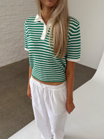 Modelfoto af pige iklædt ASHLEY polo, grøn og ZARA hørbukser, hvid - begge fra BySofieSønderby